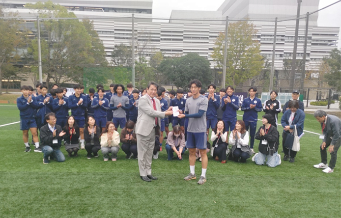 男子サッカー部　激励金贈呈